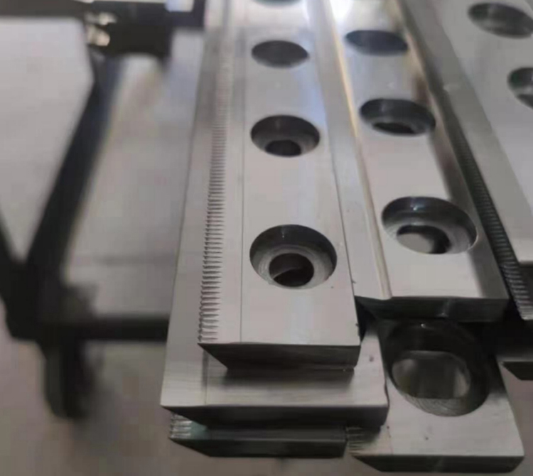 刀口鑲鋼(gang)刀